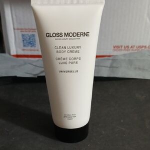 Gloss Moderne Clean Luxury Body Crème Universelle NWOB Sealed